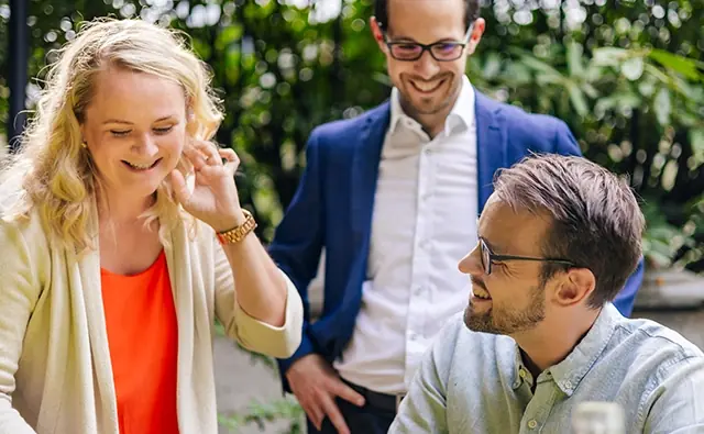 Daniel Winzer und Kerstin Hofer besprechen gemeinsam mit Andreas Kritsch ein Segmentierungsprojekt in angenehmer Atmosphäre.