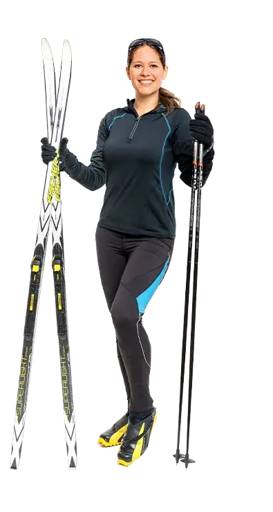 MMag. Anita Schmidt-Pöstion ist in Langlaufmontur mit Skiern und Stöcken ausgestattet - bereit für sportliche Abenteuer im Schnee.