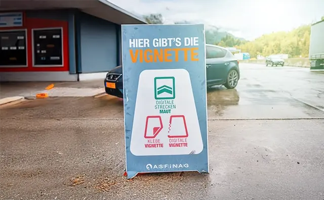 Autofahrer informiert sich am digitalen Infopoint der Asfinag am Rastplatz Allhaming.