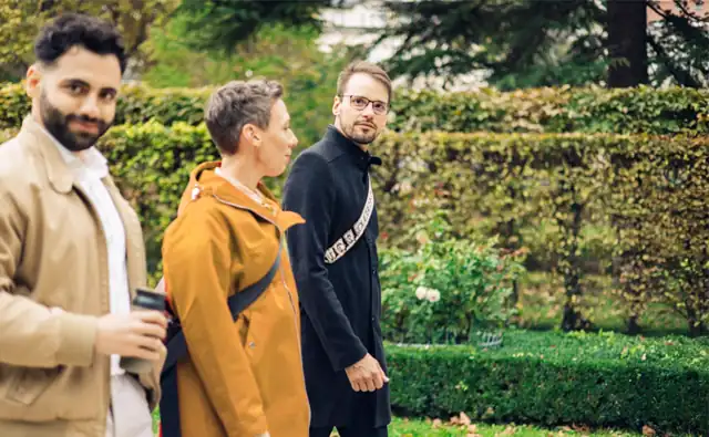 Daniel Winzer, Dagmar Jiresch und Youssef Kawmi auf dem Weg zum marketmind Büro durch den Liechtenstein-Park.