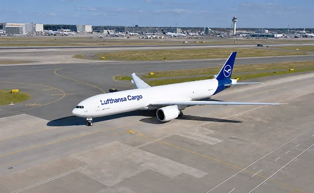 Frachtflugzeug der Lufthansa Cargo auf einem Rollfeld bei Sonnenuntergang. Bild steht für globale Logistiklösungen und den effizienten Gütertransport per Luftfracht.