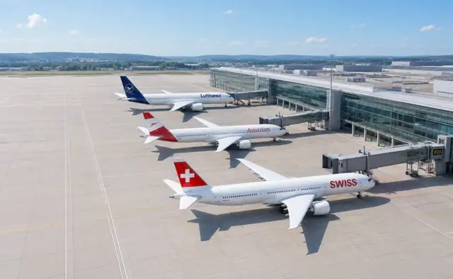Flugzeuge der verschiedenen Airlines der Lufthansa Gruppe mit sichtbaren Heckflossen auf dem Rollfeld.