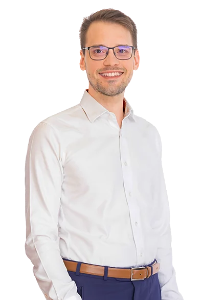 Portrait von Daniel Winzer im Business Outfit