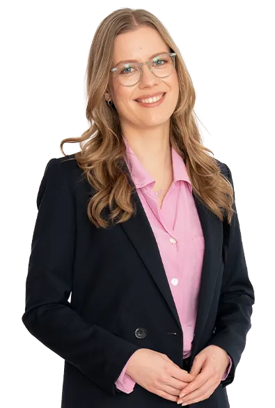 Portrait von Polina Yaroshchuk im Business Outfit