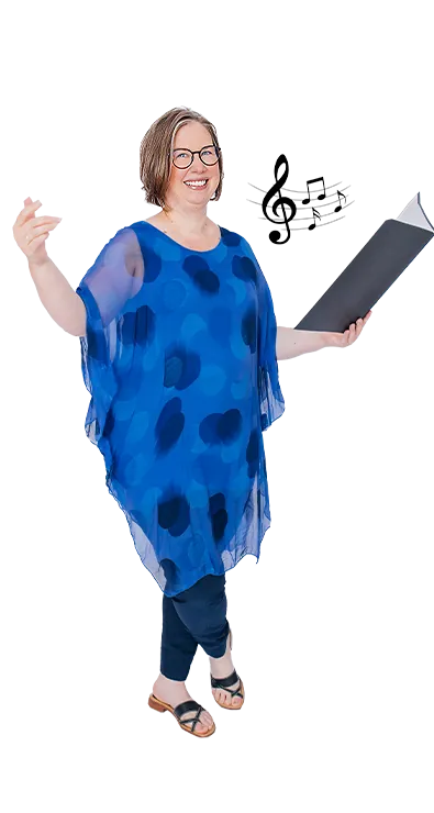Irene Löffler mit offenem Notenordner und erhobener Hand in Dirigier-Pose - musikalisch, ausdrucksstark und voller Freude am Klang.