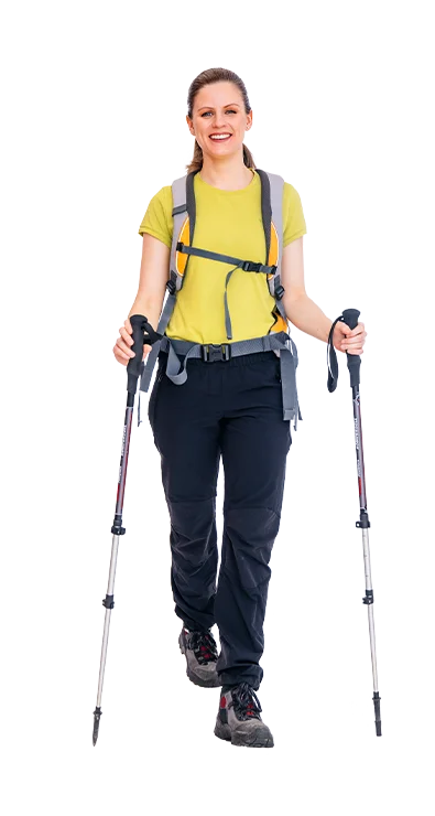 Katharina Posch, PhD ist mit Wanderstöcken und Rucksack unterwegs, trägt funktionelle Outdoor-Kleidung - sportlich, aktiv und bestens ausgerüstet für die Berge.