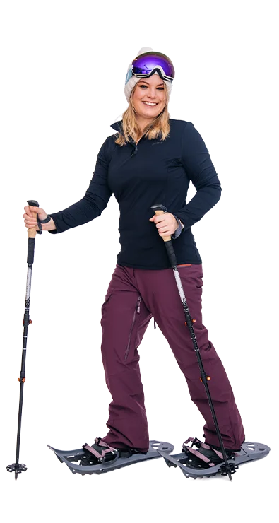 Sophie Scharf mit Schneeschuhen, Winterkleidung und Skibrille unterwegs im Schnee - sportlich, gut gelaunt und bereit für winterliche Ausflüge.