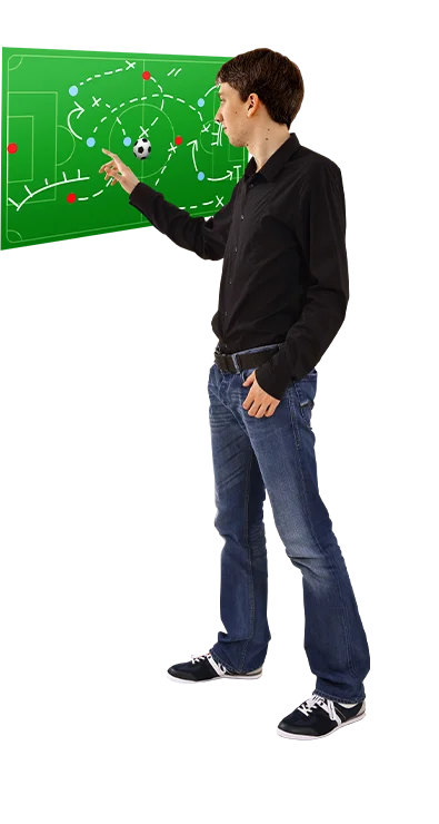 Thomas Schuster erklärt mit ausgestrecktem Arm eine komplexe Fussballtaktik auf einer Tafel - strategisch, analytisch und mit Leidenschaft für den Sport.