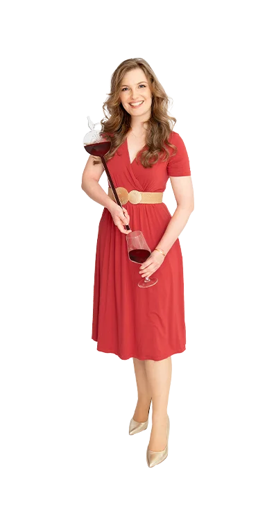 Viktoria Groiss hält ein Weinthermometer in der einen und ein Weinglas in der anderen Hand - als leidenschaftliche Weinliebhaberin sind ihr Details wichtig.